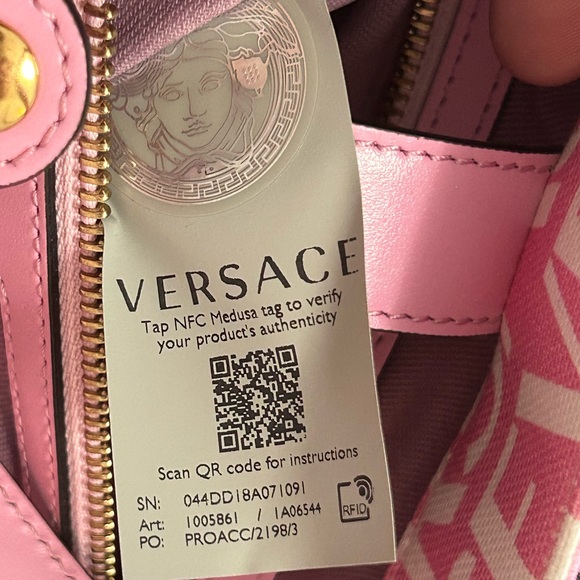 *NWT* VERSACE LA MEDUSA SMALL LOGO TOTE, SOLD OUT IN STORES! - Picture 12 of 17